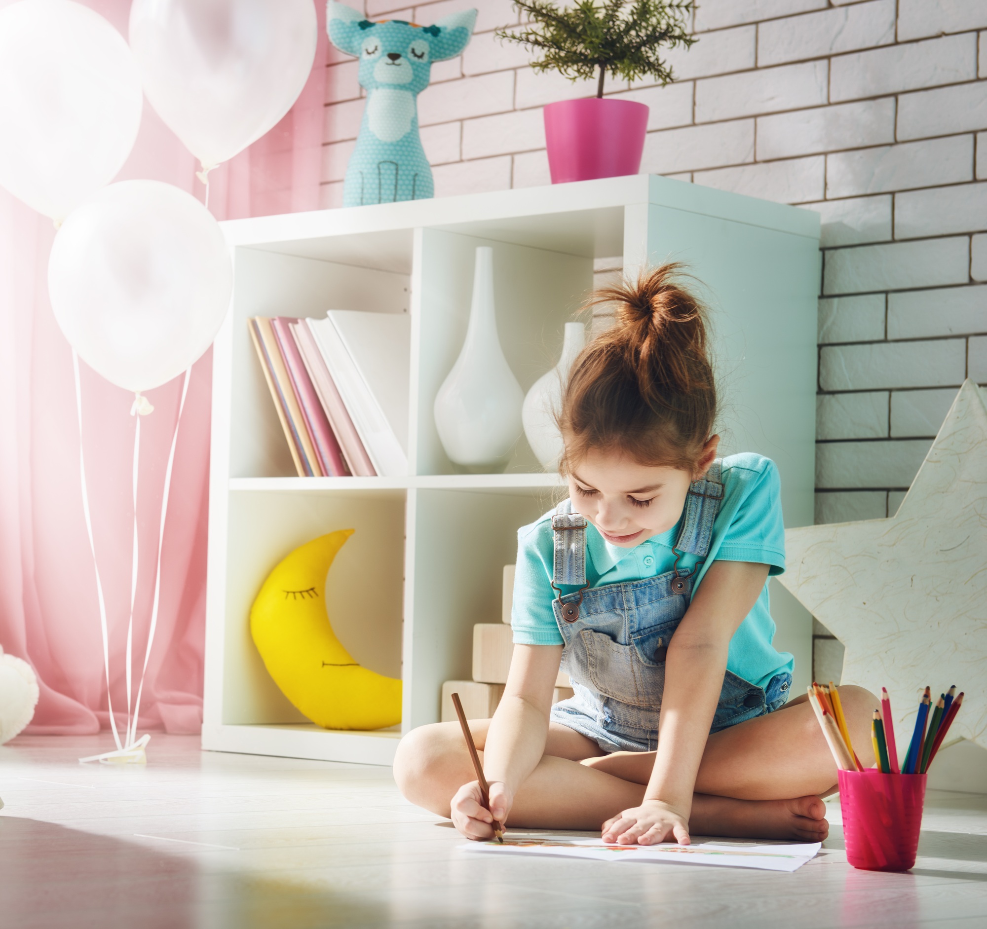 girl draws with colored pencils