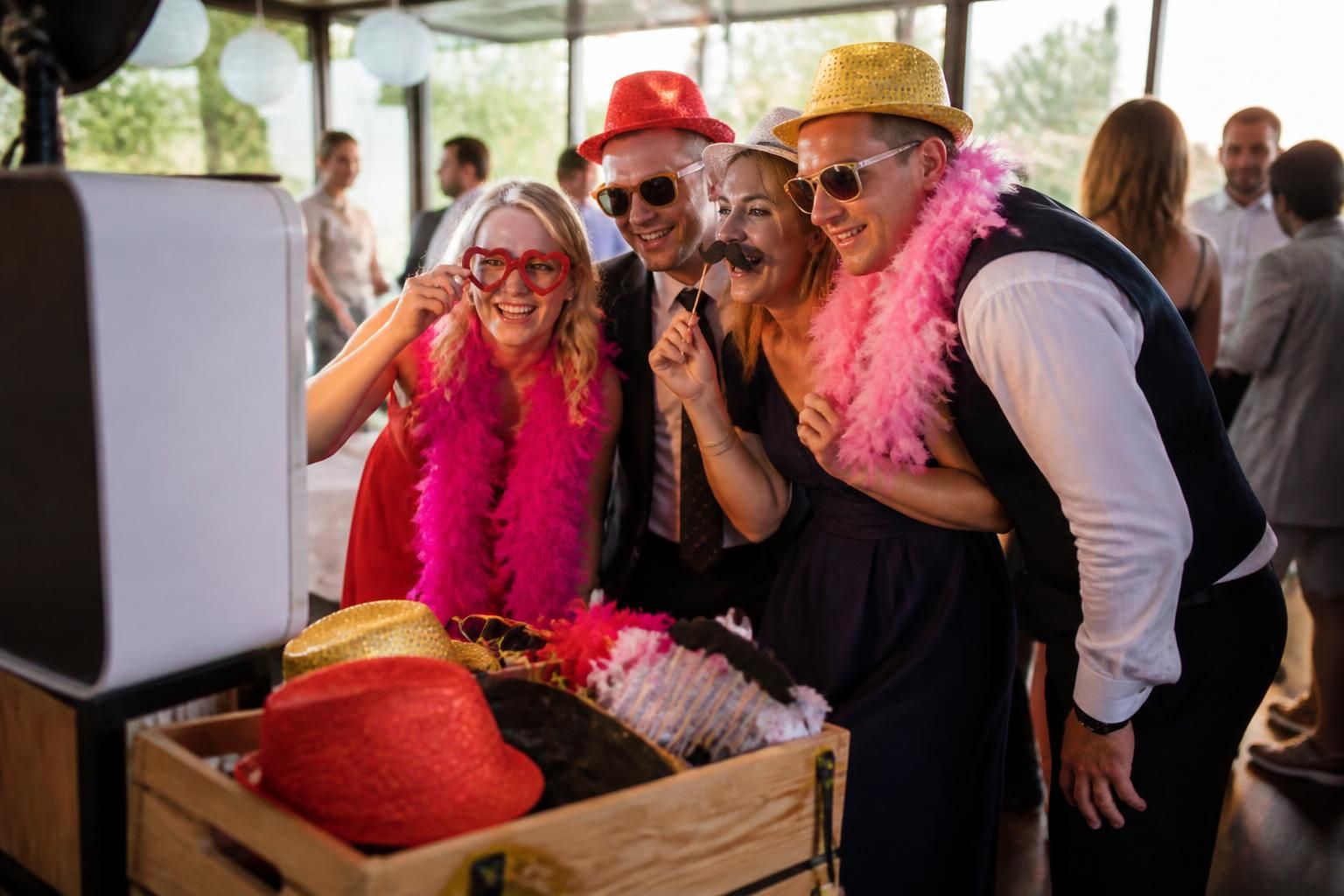 découvrez notre photobooth avec accessoires rigolos, l'animation idéale pour rendre vos événements inoubliables et amusants. créez des souvenirs uniques en famille ou entre amis !